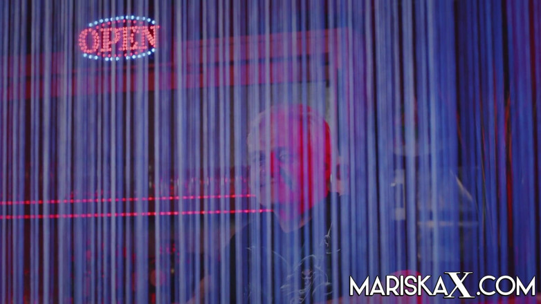 Mariska x: MARISKAX - Mariska baise Sahara pendant qu'un vieux regarde