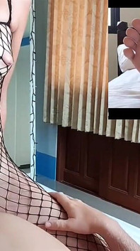 Жестко скачет в чулках-сеточках и получает кримпай