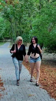 Dos amantes lesbianas pasean por el parque
