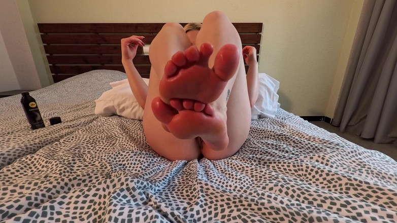 Mature Climax - 100% Mature Videos: 美丽的金发少女炫耀她的性感脚和剃光的阴户