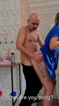설거지를 하는 동안 보지를 사용하는 게으른 의붓딸.