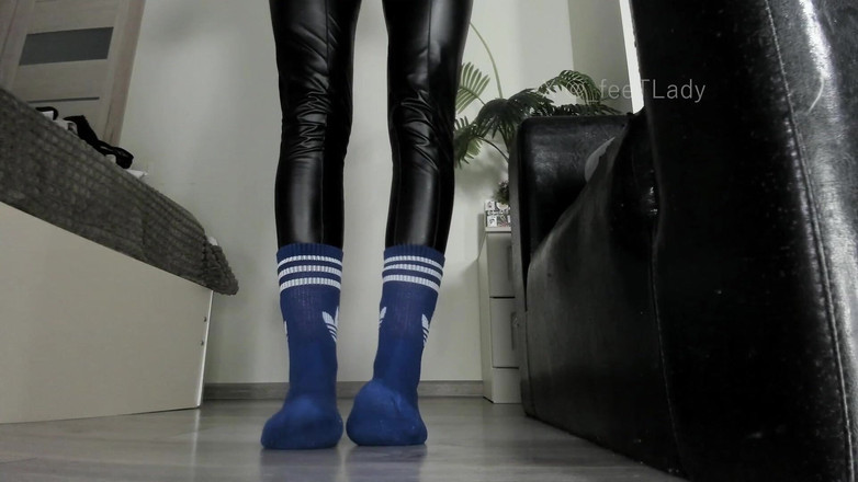 Feet lady: Vớ dài và chân bụi bặm