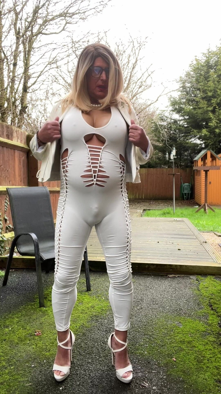 Kellycd2022: एमेच्योर क्रॉसड्रेसर kellycd2022 सेक्सी milf(चोदने लायक मम्मी) सफेद जंपसूट में बाहर हस्तमैथुन कर रही है