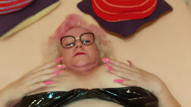 PureVicky66: Geile oma fingert und fickt zum sahnigen orgasmus