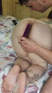 Déesse curieuse - une belle-mère blonde anale suce une bite en donnant un gros trou du cul et reçoit un creampie, partie 2
