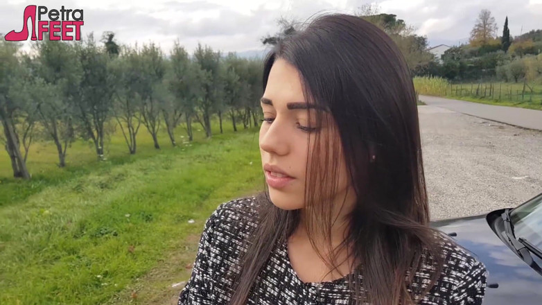 Smokin Fetish: Une brune sexy fume du cigarettes dans la nature