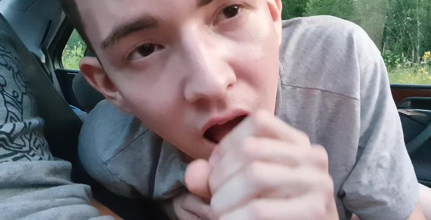 Prettyboi2000x: Sugând pula unui tip în mașina lui până când ejaculează - Prettyboi2000x