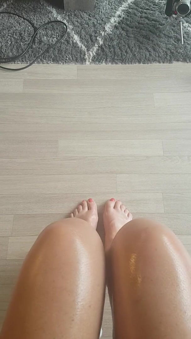 MisS Angel: Dívám se dolů na moje nohy.