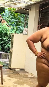 マルの大きなお尻のセクシーなMILFが伝統的な腰布とボディス姿で、屋外でセクシーな体を披露