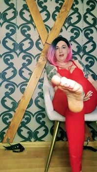 Lady angela piedi nudi e sneakers leggings in lattice rosso fetish dominazione femminile