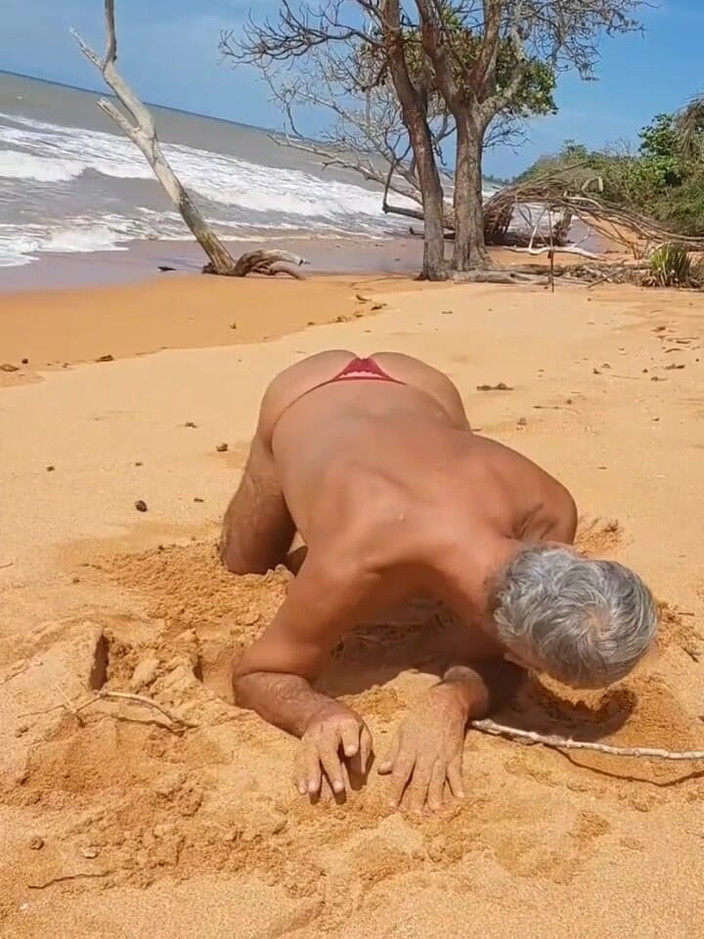 Ladysilvas: Ladysilva di pantai menunjukkan pantat panasnya dalam seluar dalam merah