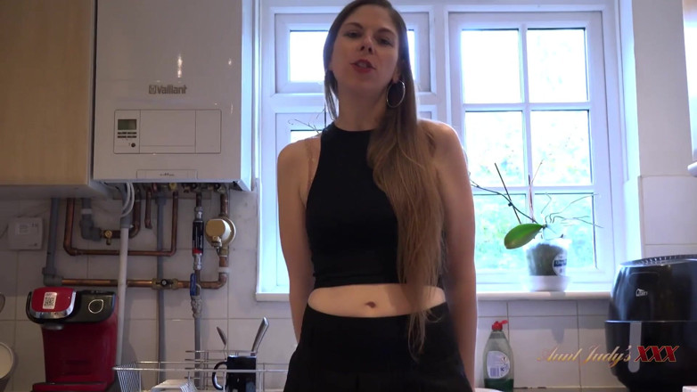Aunt Judy's XXX: MătușăJudysXXX - Soția ta sexy incitantă Alice Maze îți suge pula în bucătărie (vedere...