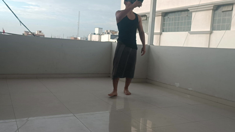 Bare skin man: Na dachu