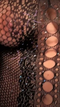 Latina qui fait du twerking avec des bas résille et une jarretière Anabel693