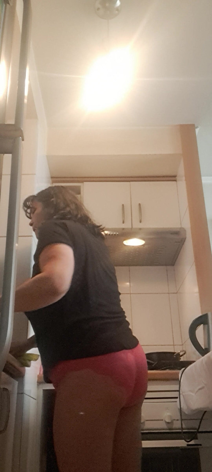 Mommy big hairy pussy: MILF, limpando a cozinha