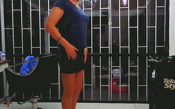 HectorChile1969: Crossdresser Fernanda Gomez em um salão de cabeleireiro