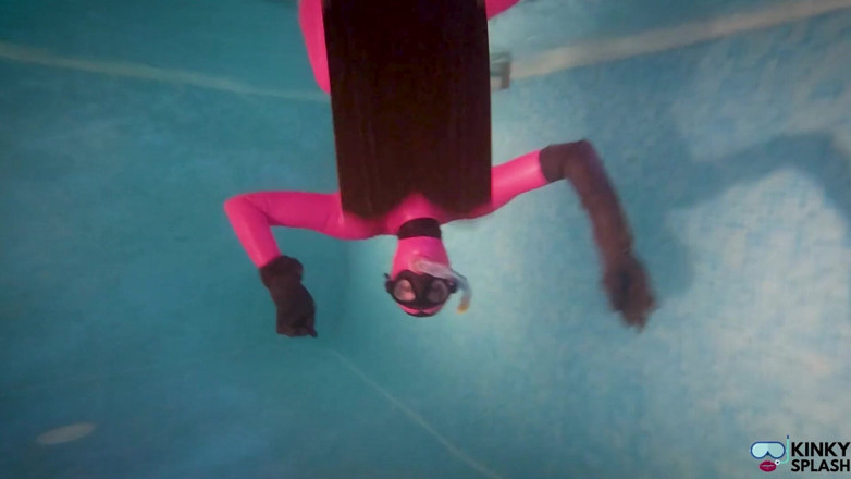 UKCuteGirl Lucy Lauren: Slippery Latex Slut's Deep Pool Diving Tease