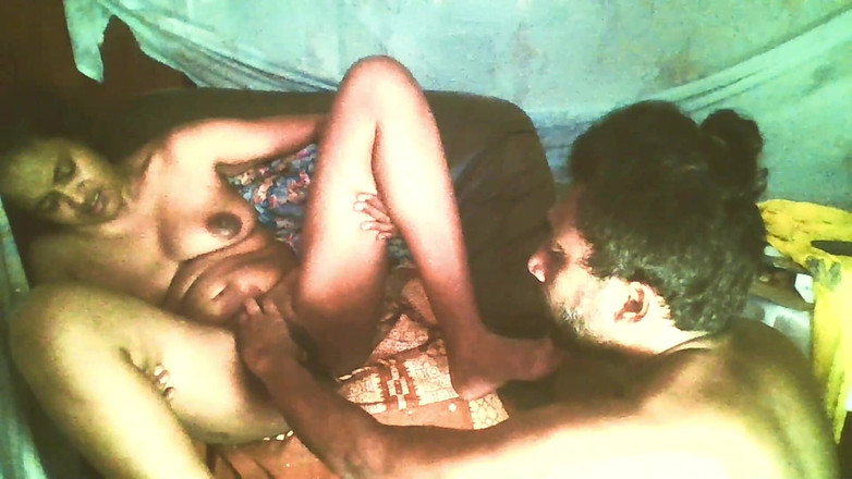 Tina Baby: Sirviente masculino del Lanka seducido por milf