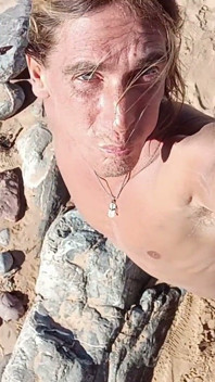 Deuxième jour à la plage, nue et en train de frimer sous les yeux des gens autour de moi qui regardaient.
