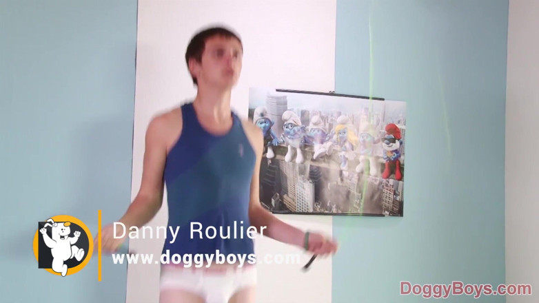 Doggy boys: Undies teen-twinkboy hat zwei fäusten voller großem, unbeschnittenem schwanz