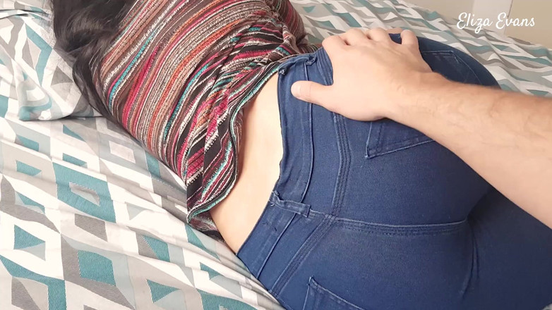 ElizaEvans: Verkeerd bed! Ik neukte de beste vriendin van mijn stiefzus...