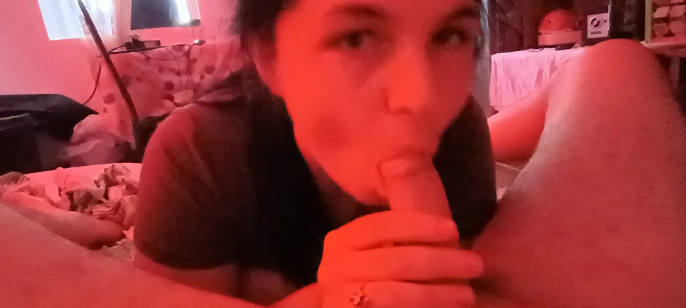 Ionut899: Mẹ kế của tôi làm cho tôi bú cặc của...