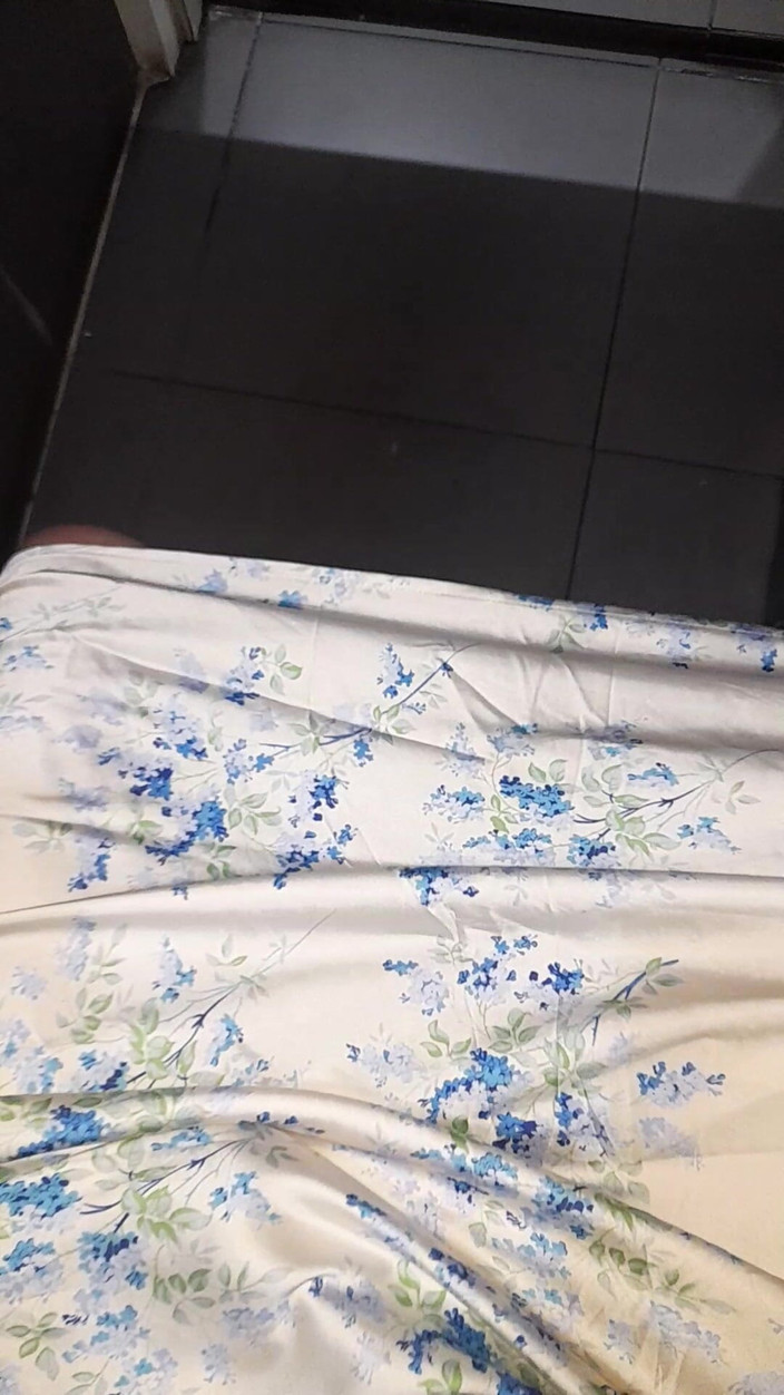 Naomisinka: 穿着缎面吊带脖子连衣裙的变装射精