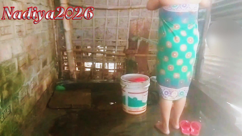 nadiya2026: Як амі приймає душ у ванній кімнаті.