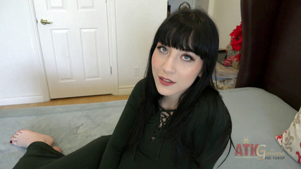 ATKIngdom: Krásná brunetka má rozhovor