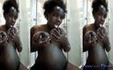 African Beauties: 胖乎乎的黑人和朋友洗热水澡和撒尿的乐趣