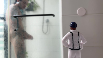 Dyavol: Giant ses när han duschar av en liten människa och...