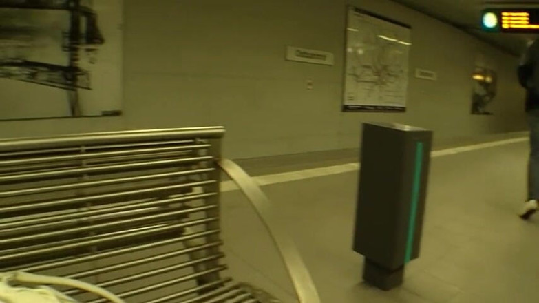 German Fuck Movie: 公共 - 地下鉄駅で角質フェラチオ
