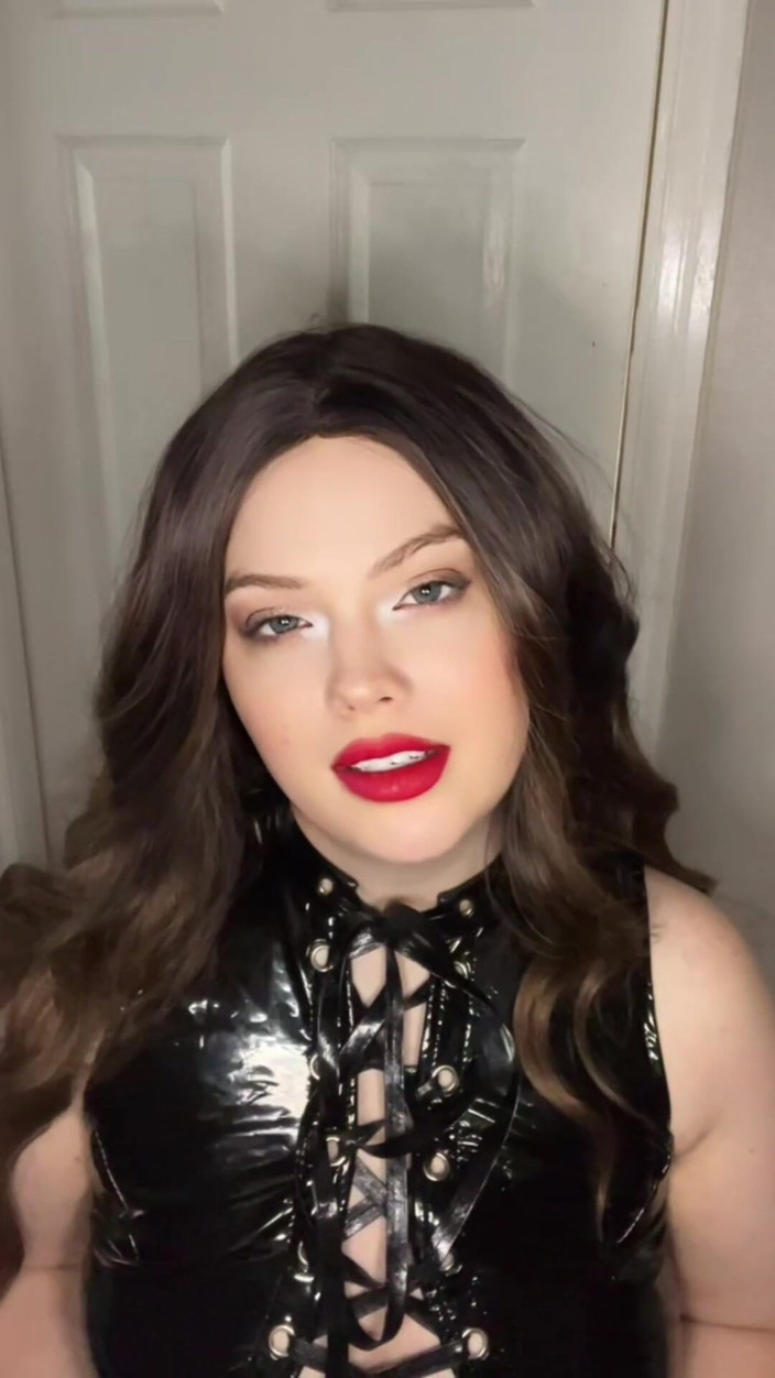 Youdreamgirl123: Мілфа зраджує свого друга для траху з байкерською бандою в рольовій грі