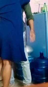 Il cognato convinse la cognata sexy e si mise a scoparla non appena si fossero messi da soli.