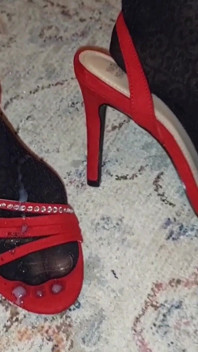 La pipe en gros plan de Selena, pose des pieds et adoration