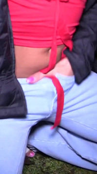 Geordie, MILF exotique née et élevée pour être une pute à bite pendant qu’elle suce plusieurs inconnus lors d’une mission de dogging britannique