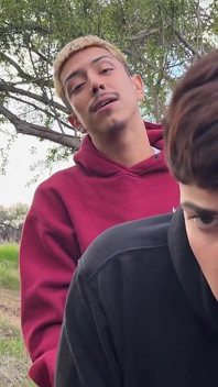 Hung Papi ao ar livre fodendo sem cortes gêmeos fode papai em pêlo pego