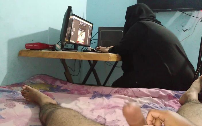 Aria Mia: Tante India lagi asik masturbasi di komputer sebelum ngentot memeknya...