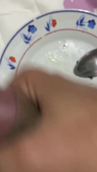 Aku suka banget telan spermaku setelah dicrot sperma hangat