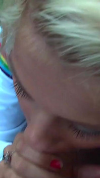 Schöne blondine macht blowjob im freien