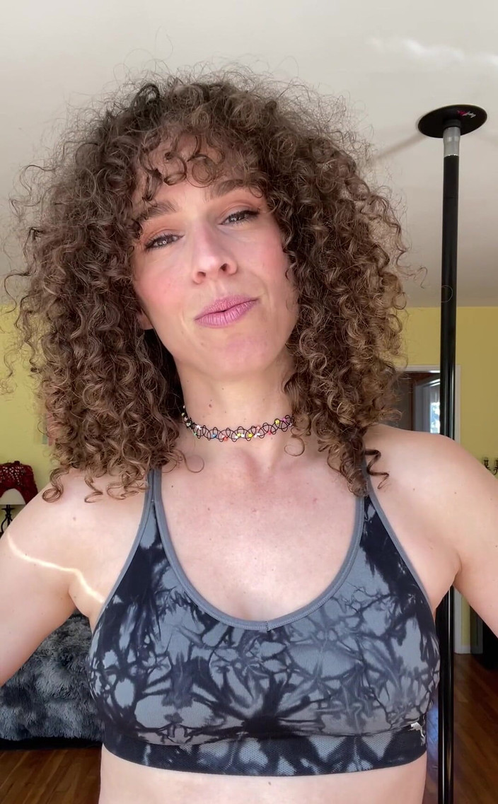 VibeWithMommy: Nechám se mě zeptat, jaká byla moje první anální zkušenost!...