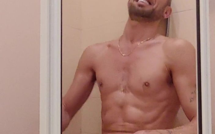 Boy jerking off: Скажи мне, ты бы принять душ со мной?