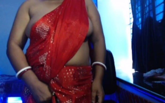 Erotic hot girl: Seksi ateşli kız büyük göğüslerini gösteriyor.