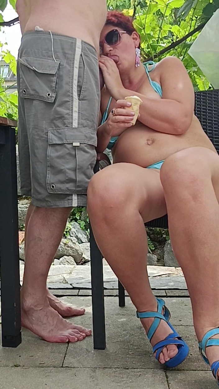 Serge Didier: Piękna azerbejdżańska bikini polizała lody i wysiłała na twarz