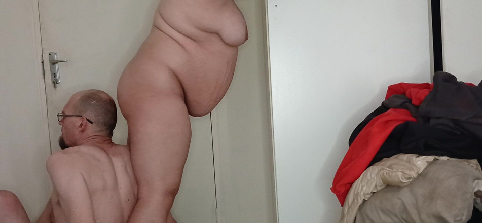The Sexy Syndicate: Grandota milf consigue follada por detrás mientras está de pie