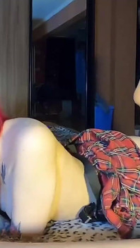 Güzellik yayında harika sakso çekiyor