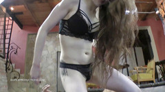 European Erotic Mixed Wrestling Club: Angel Rush vs. Sunny, sezení na obličeji