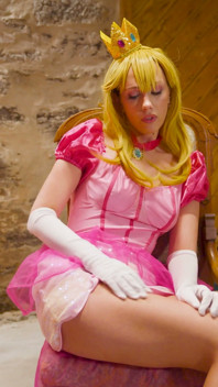 Sky Pierce jako princezna Broskev uspokojuje svou královskou kundičku, dokud se nevystříká - Super Mario Porno Cosplay Parodie