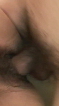 素敵なセクシーな義理の祖母は、彼のペニスを欲しがって楽しむために家の近くに入ります