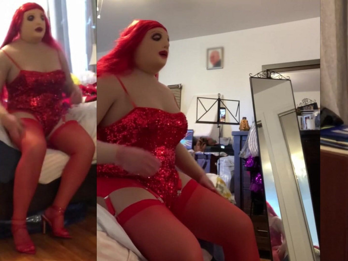 Deanna Doll: Deanna CD Panenka v Glitter Leotard tře její kundičku